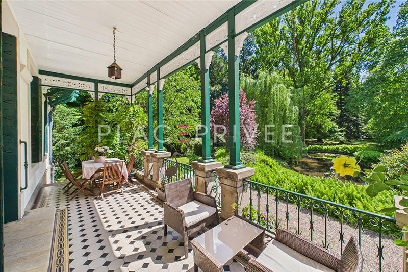 Maison - 325 m² - 10 pièces