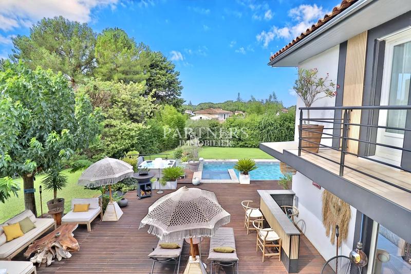 Maison - 300 m² - 10 pièces