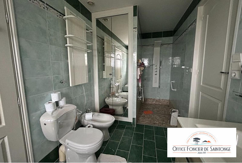 Maison - 222 m² - 7 pièces