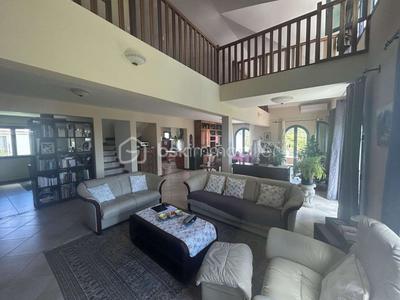 Maison - 210 m² - 5 pièces