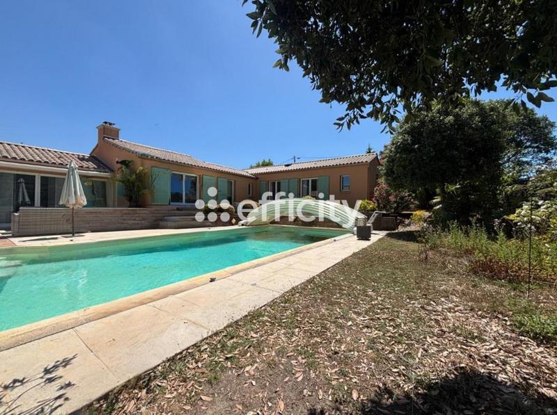 Maison - 220 m² - 6 pièces