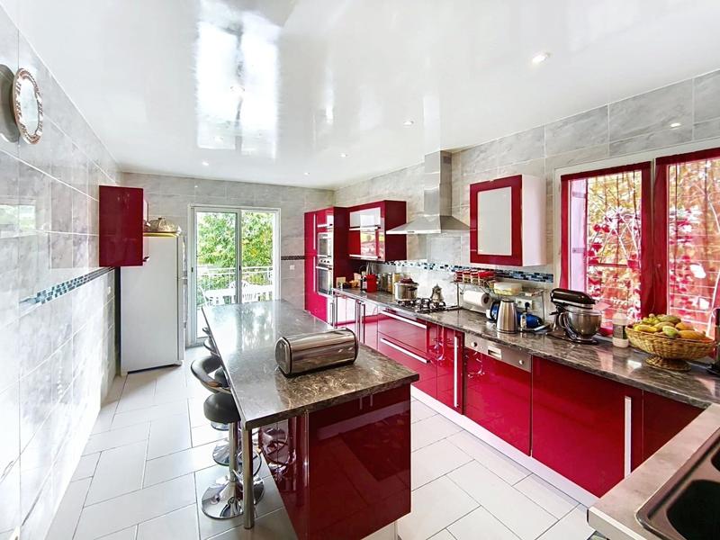 Maison - 219 m² - 7 pièces