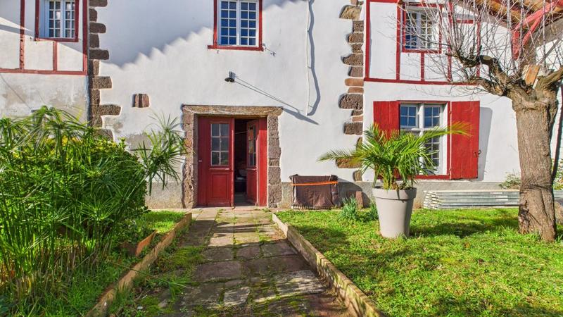 Maison - 293 m² - 10 pièces