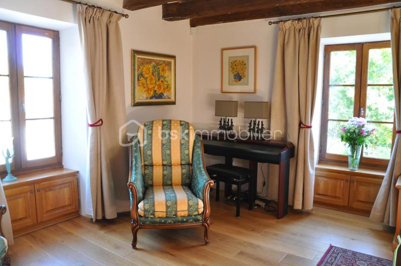 Propriété - 251 m² - 9 pièces