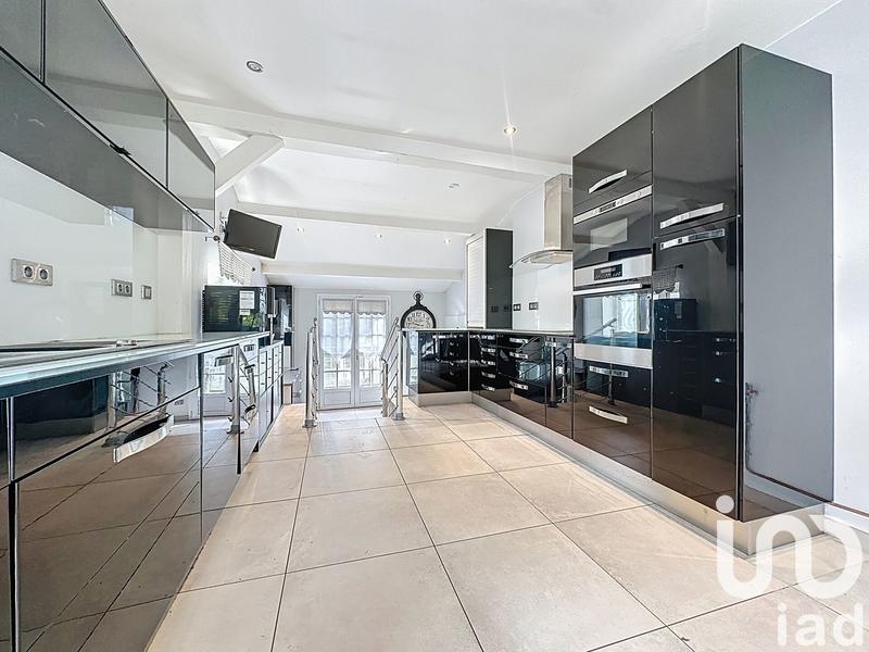 Maison - 250 m² - 8 pièces