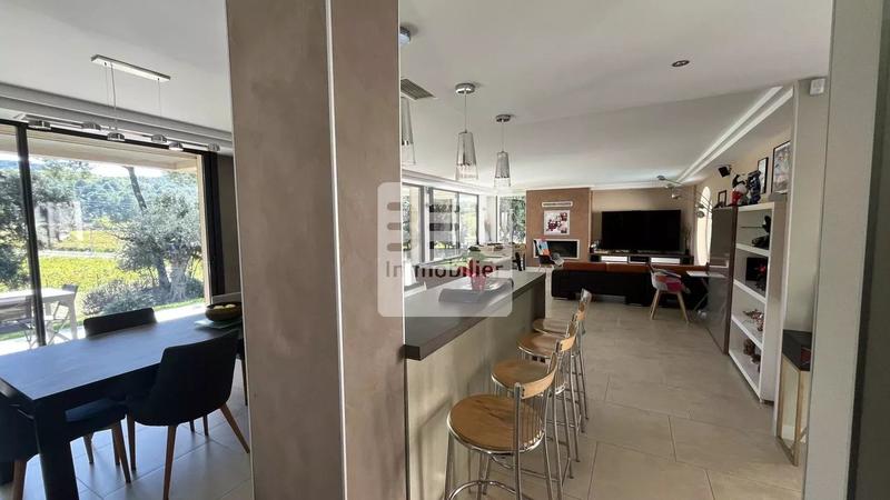 Villa - 258 m² - 8 pièces