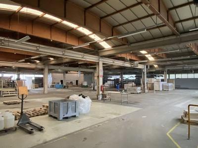 Entrepôt - 5 500 m² - 20 pièces