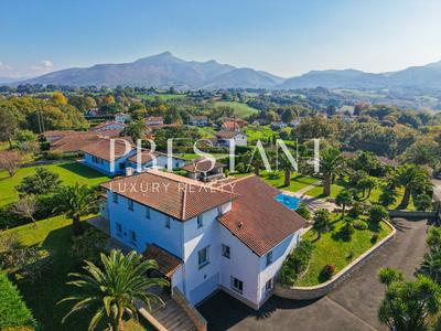 Maison - 294 m² - 9 pièces