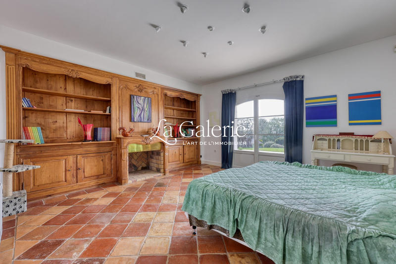 Maison - 630 m² - 13 pièces