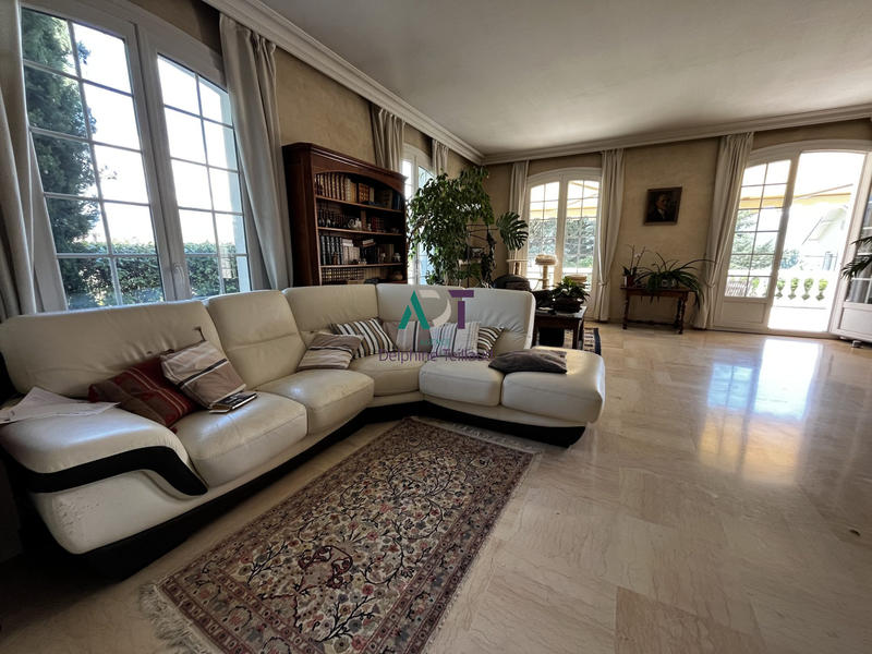 Maison - 249 m² - 9 pièces