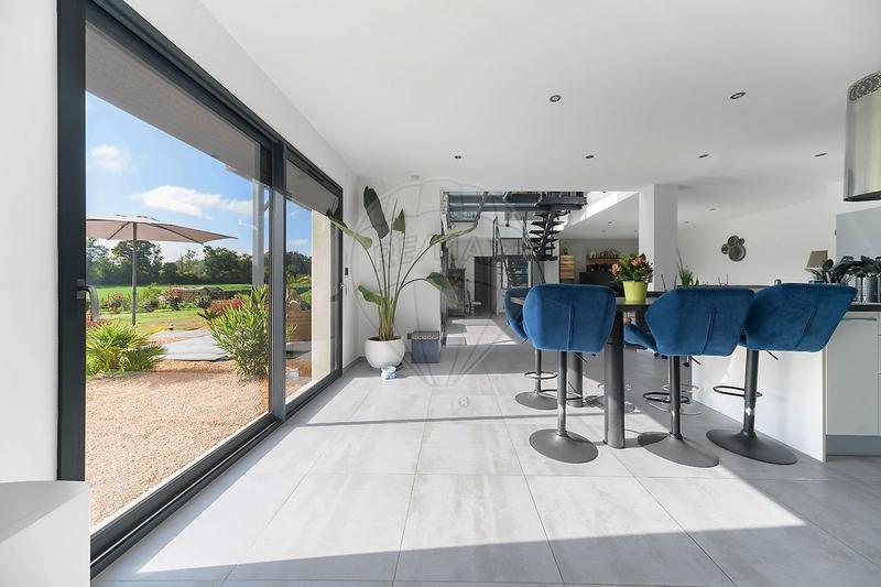 Villa - 277 m² - 10 pièces