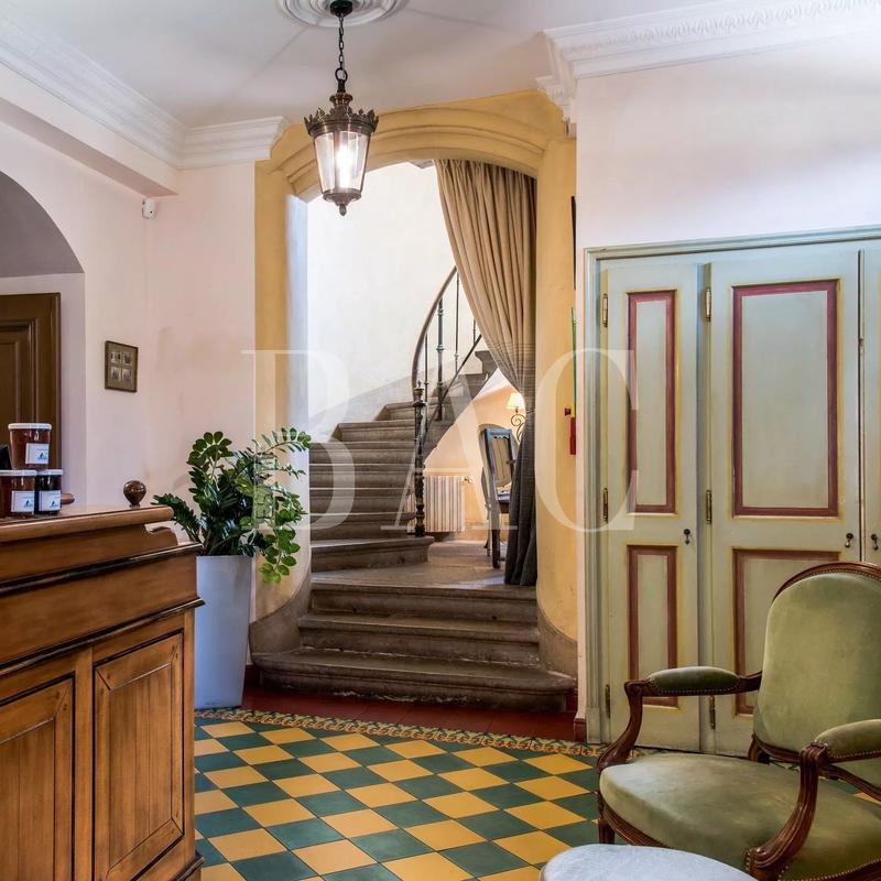 Château - 1 290 m² - 12 pièces