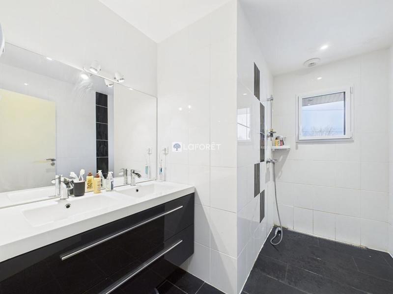 Propriété - 240 m² - 8 pièces