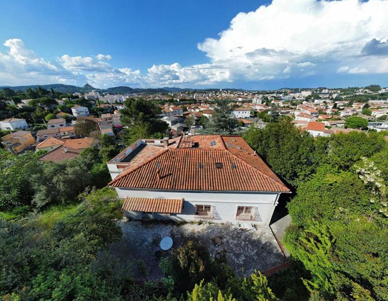 Maison - 221 m² - 8 pièces