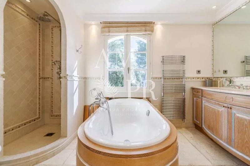 Villa - 555 m² - 10 pièces