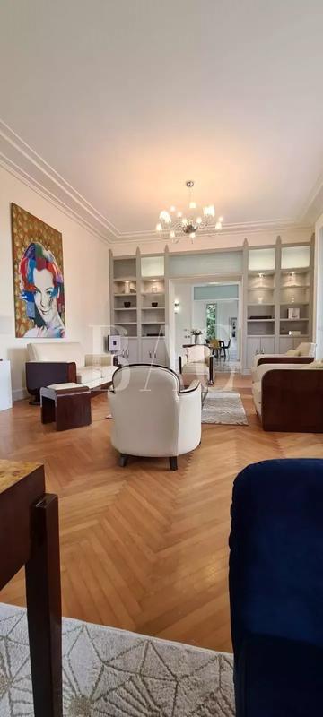 Propriété - 450 m² - 8 pièces