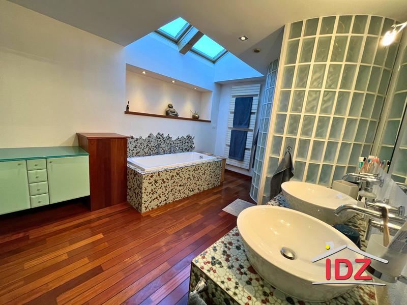 Villa - 318 m² - 9 pièces