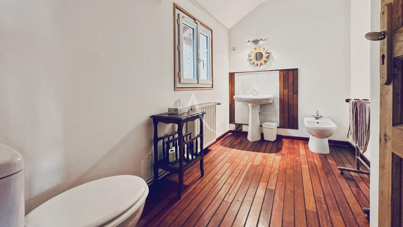 Maison - 202 m² - 6 pièces