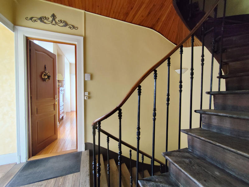 Maison - 215 m² - 9 pièces