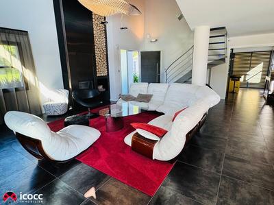 Maison - 303 m² - 11 pièces