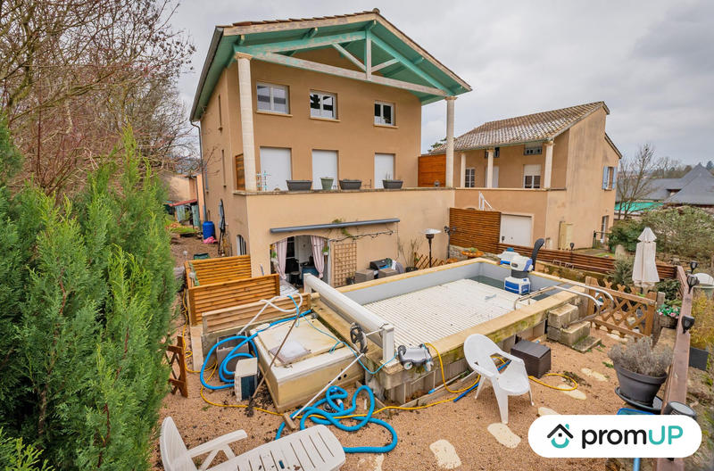 Maison traditionnelle - 260 m² - 8 pièces