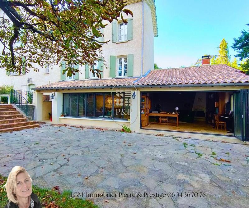 Maison - 270 m² - 8 pièces