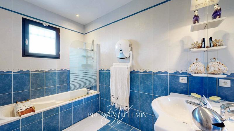 Villa - 181 m² - 8 pièces