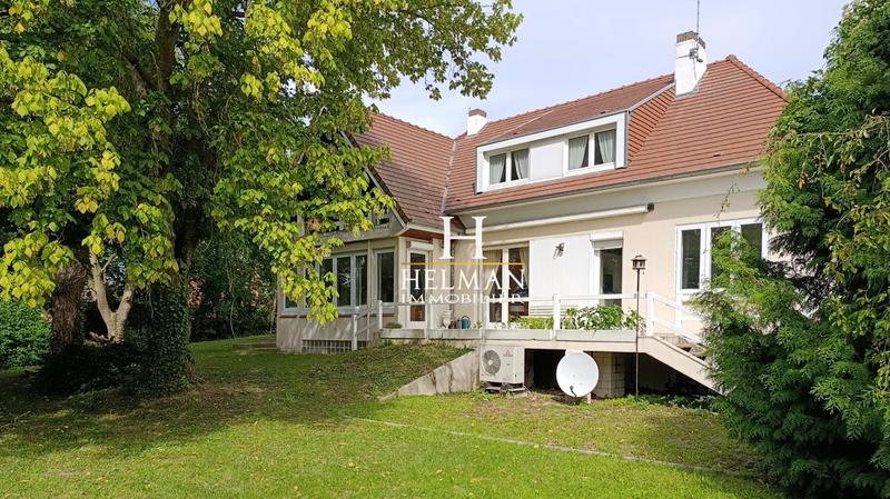 Maison - 245 m² - 10 pièces