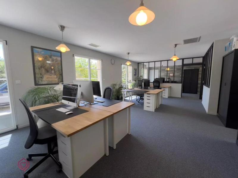 Propriété - 345 m² - 9 pièces