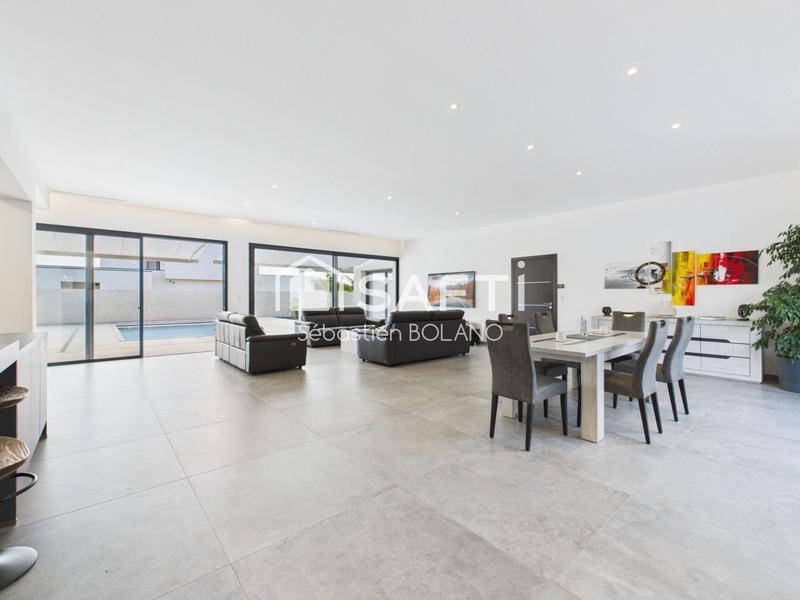 Maison - 250 m² - 6 pièces