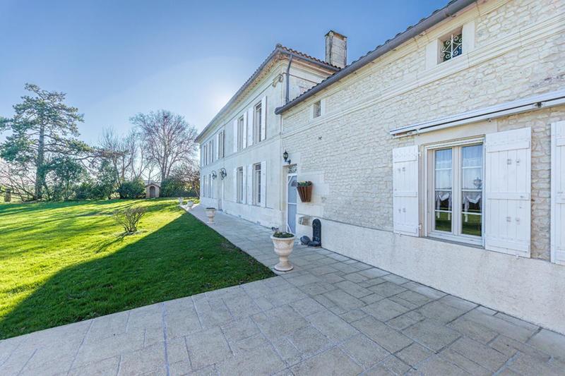 Maison - 327 m² - 7 pièces