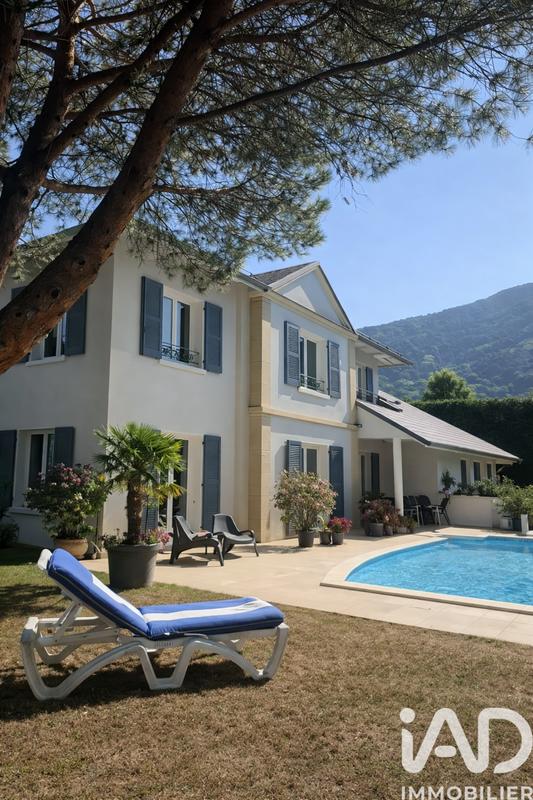 Maison - 224 m² - 8 pièces