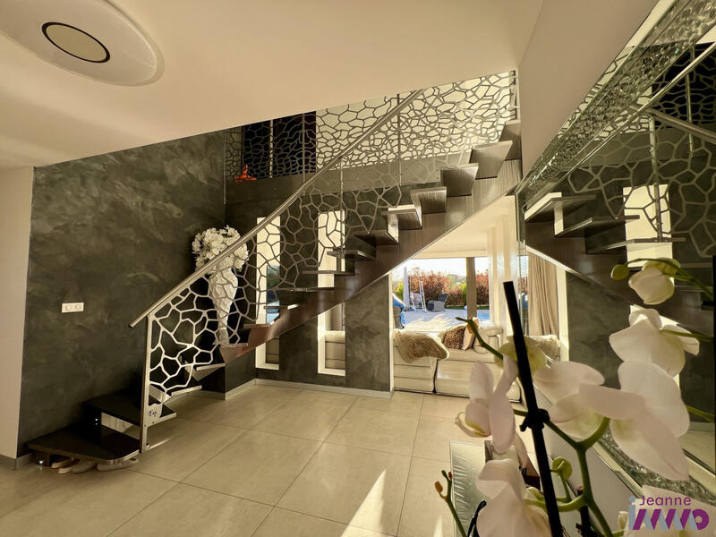 Villa - 235 m² - 9 pièces