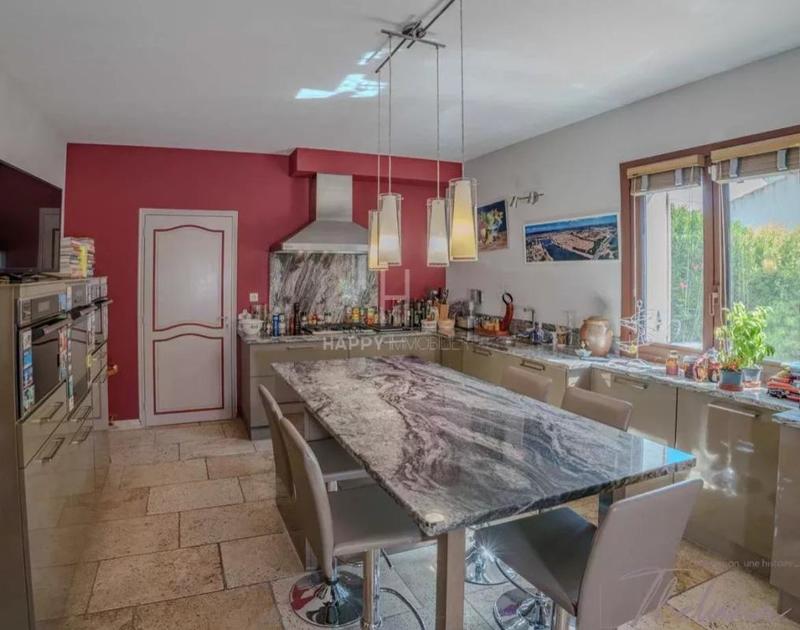 Propriété - 302 m² - 9 pièces