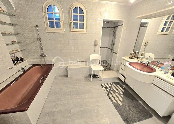 Maison - 187 m² - 7 pièces