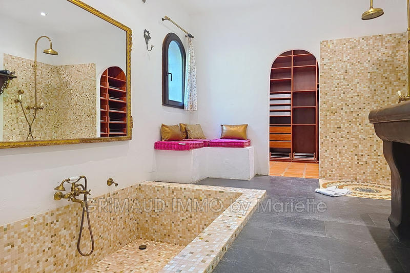 Maison - 236 m² - 8 pièces