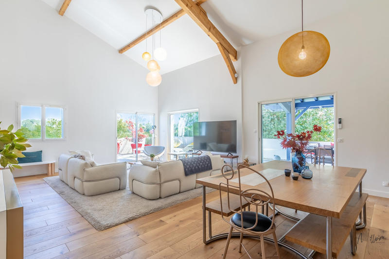 Maison - 330 m² - 9 pièces