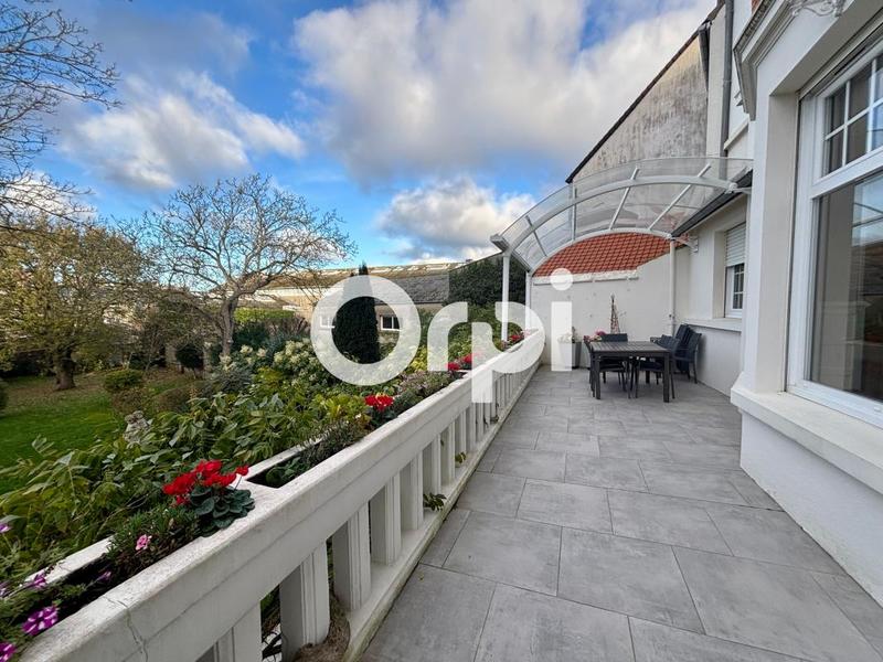 Demeure - 239 m² - 8 pièces