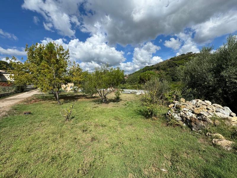 Terrain constructible - 1 094 m²