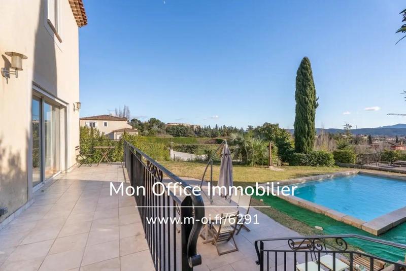 Maison - 220 m² - 6 pièces