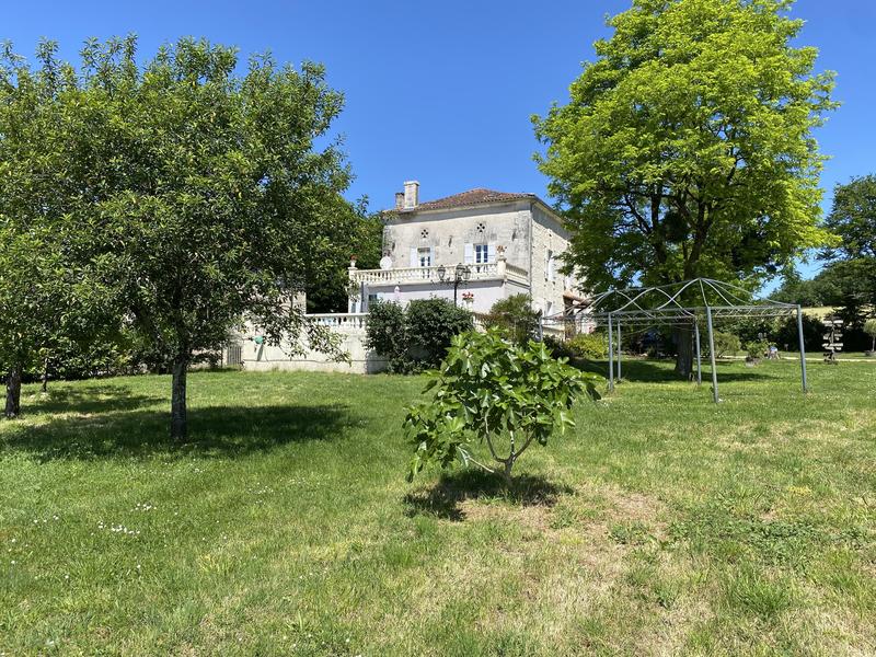 Maison - 276 m² - 9 pièces