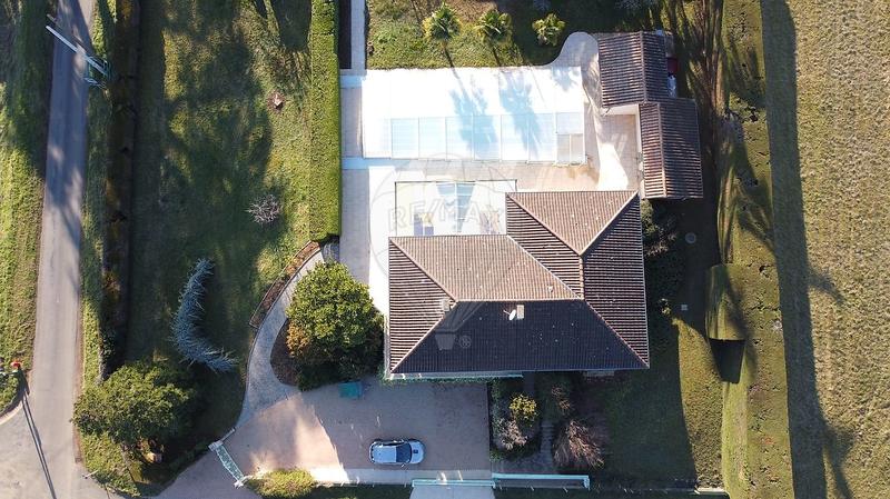 Propriété - 250 m² - 9 pièces