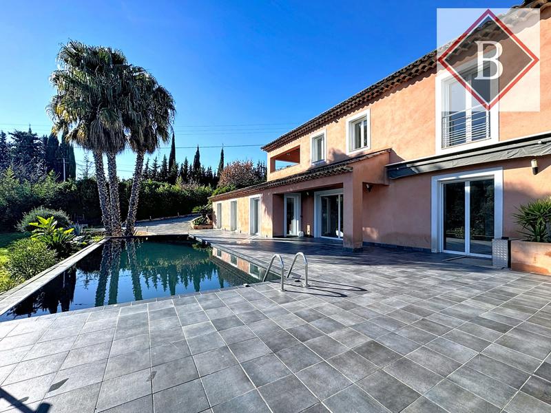 Maison - 250 m² - 6 pièces