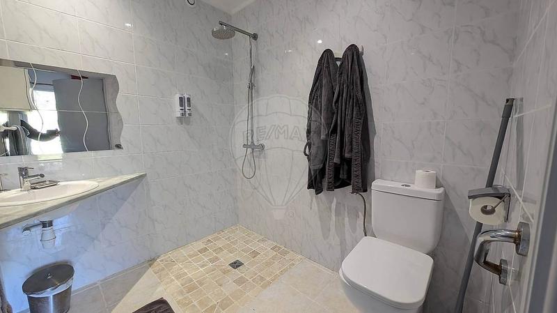 Maison - 420 m² - 17 pièces