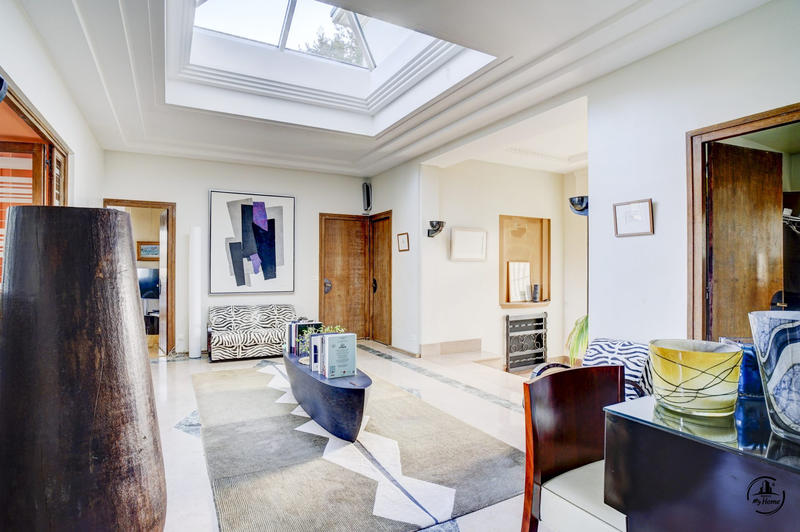 Maison - 345 m² - 11 pièces