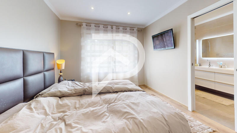 Maison - 235 m² - 8 pièces