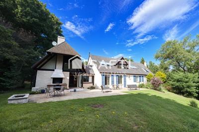 Propriété - 203 m² - 9 pièces