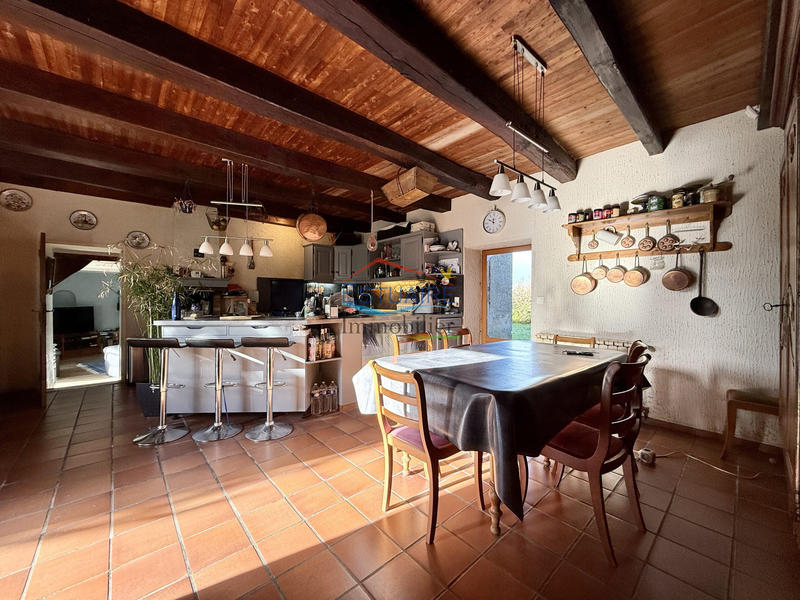 Maison - 204 m² - 7 pièces