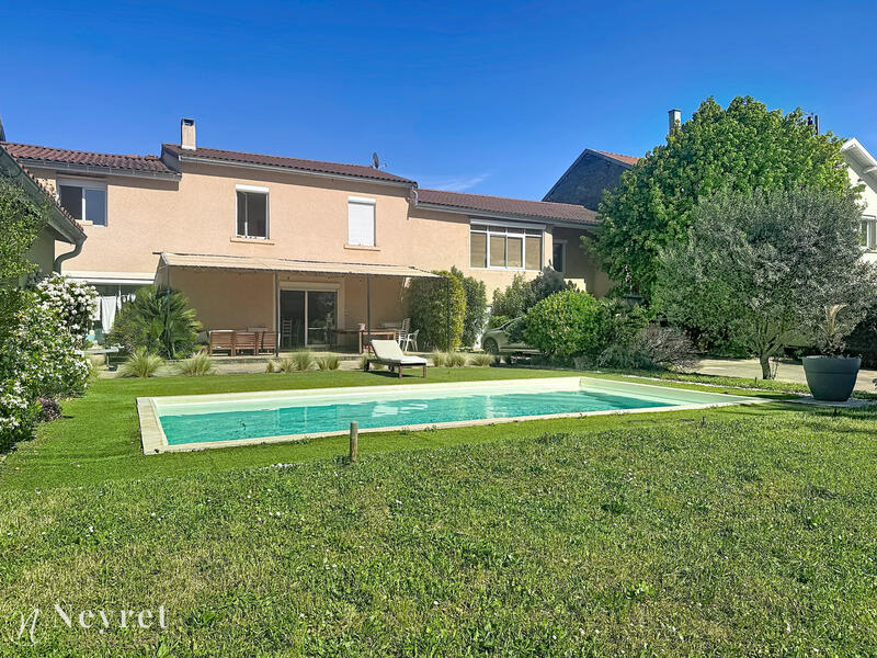 Maison - 230 m² - 8 pièces