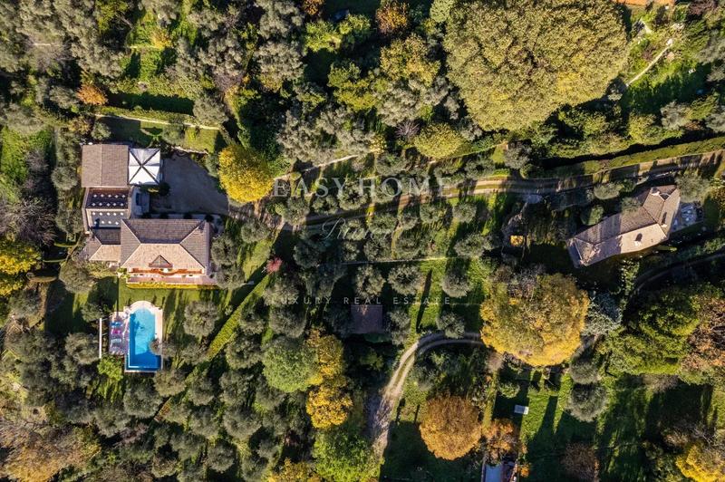 Propriété - 305 m² - 9 pièces